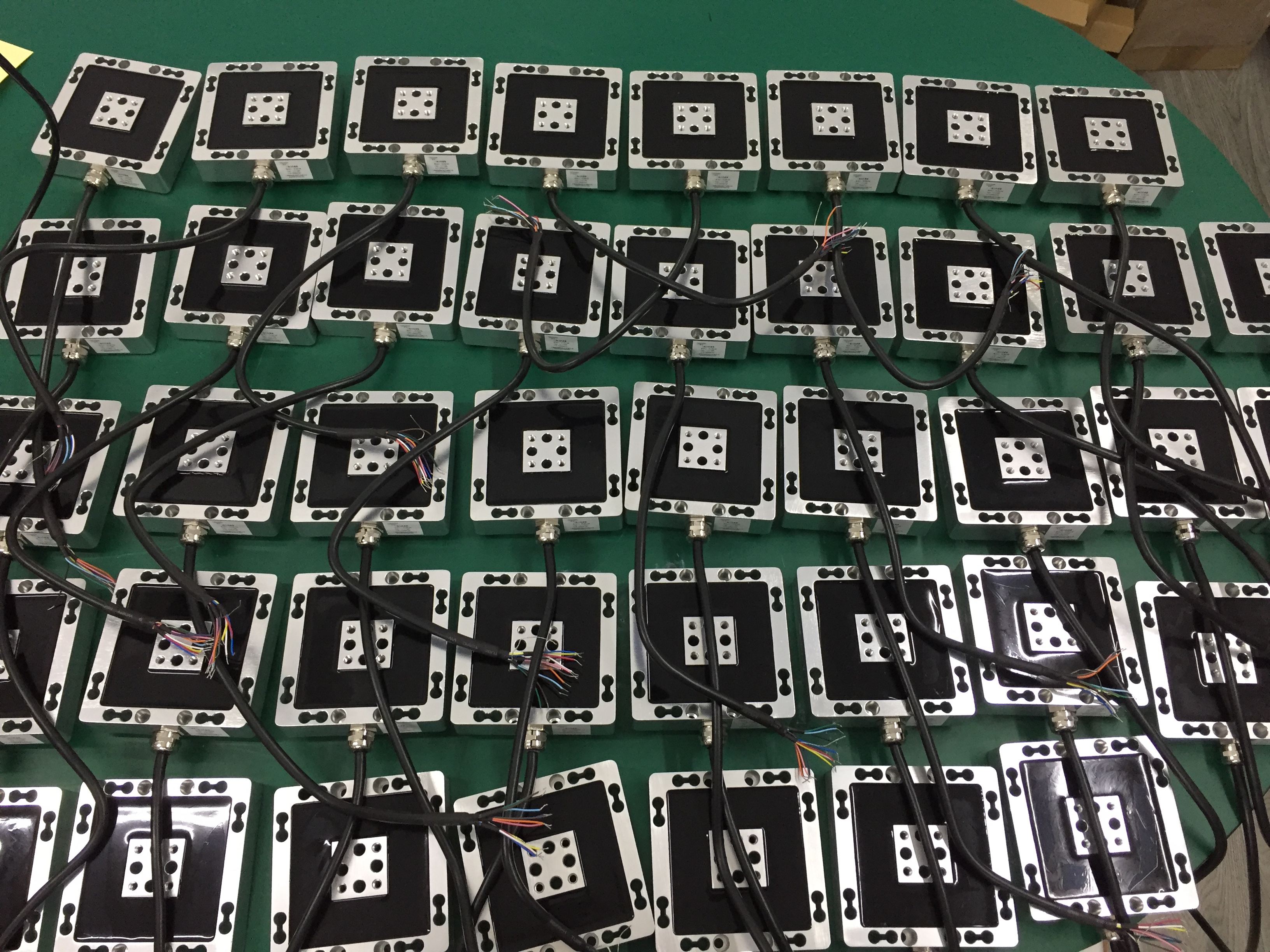 三軸力傳感器應(yīng)用于發(fā)動(dòng)機(jī)懸置震動(dòng)測(cè)試